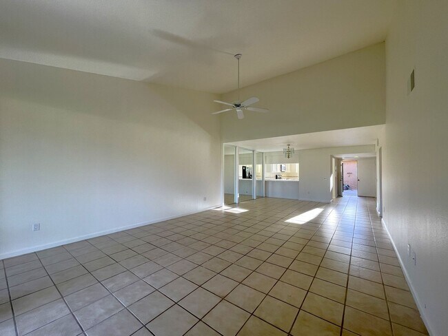 Building Photo - COMING SOON!  3 Bedroom 2 Bathroom Condo in Sunrise Country Club