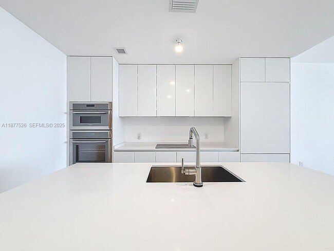 Building Photo - 700 NE 24th St