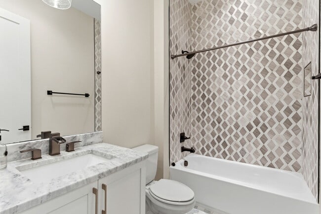 Building Photo - 1708B 15th Ave S