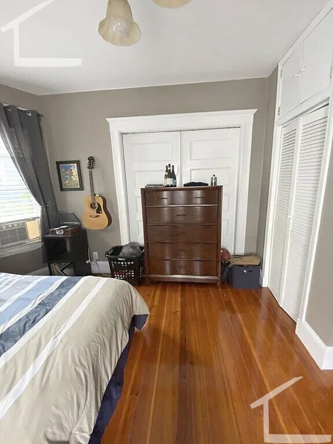 Building Photo - Nicely renovated 3 bed unit with in-unit laundry!