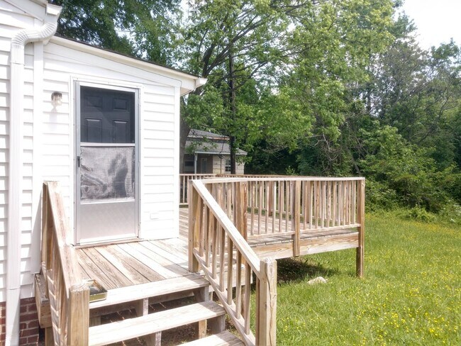 Building Photo - Cute 2 Bedroom Ranch!! Great deck and yard!