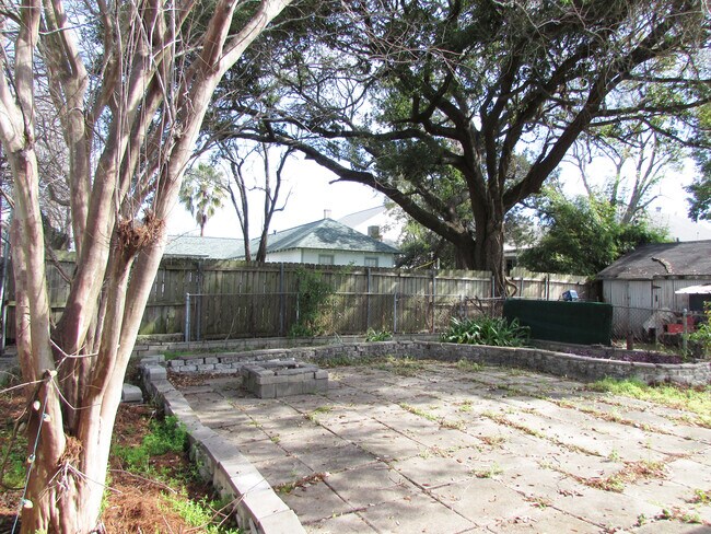 Building Photo - 6321 S Prieur St