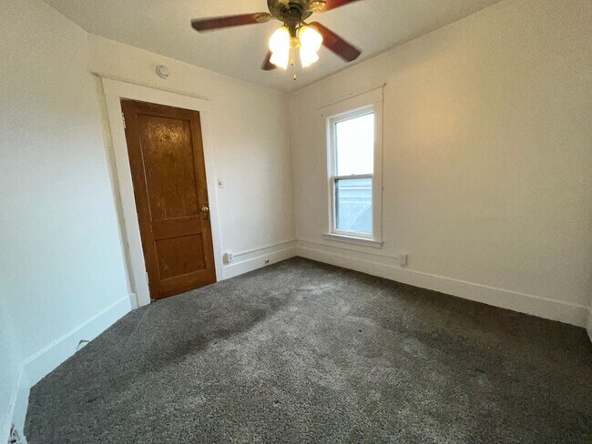 Building Photo - 239 Ann St NE