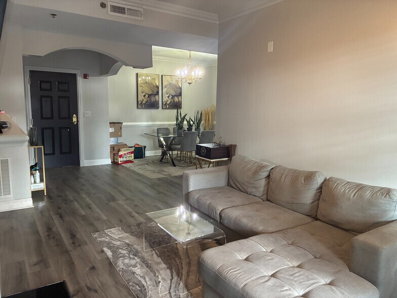 Building Photo - Room in Condo on Peachtree St NE