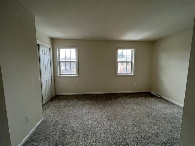 Building Photo - 3BR Townhome - Northampton School District