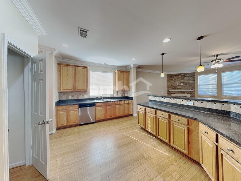 Building Photo - 348 Yellow Iris Rd