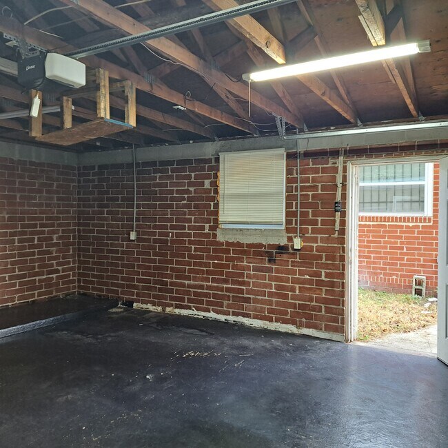 Building Photo - 1416 W 13th St