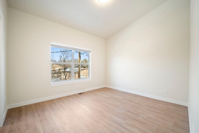 Building Photo - 824 E Moreno Ave