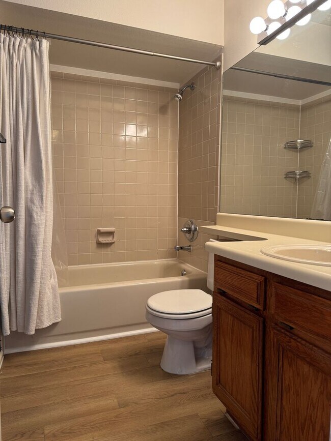 Building Photo - Adorable 2 Bedroom Condo w/Mountain Views!