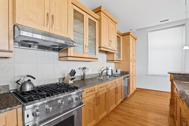 Building Photo - 1313 N Franklin Pl