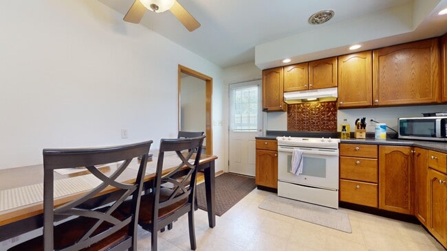 Building Photo - 1222 Thomas Dr