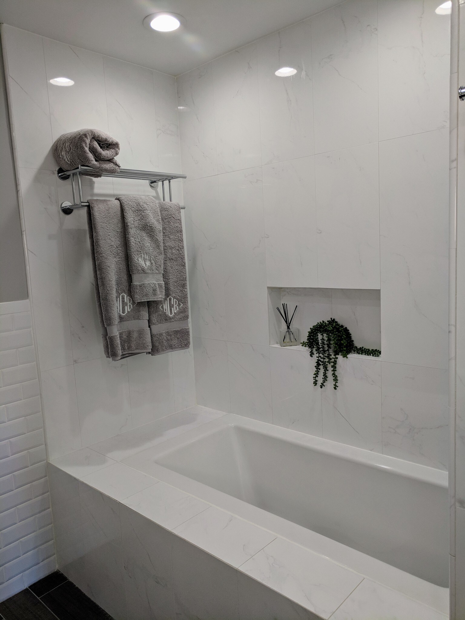 Master Bath - 758 N Larrabee St
