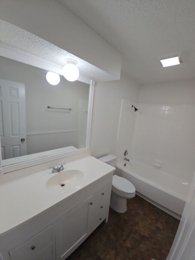 Building Photo - ***Charming Fort Worth 4 Bed 2 Bath w/ Gar...