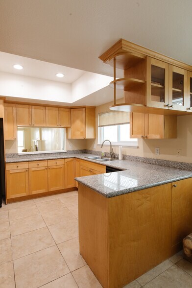 Building Photo - 10933 Wellworth Ave