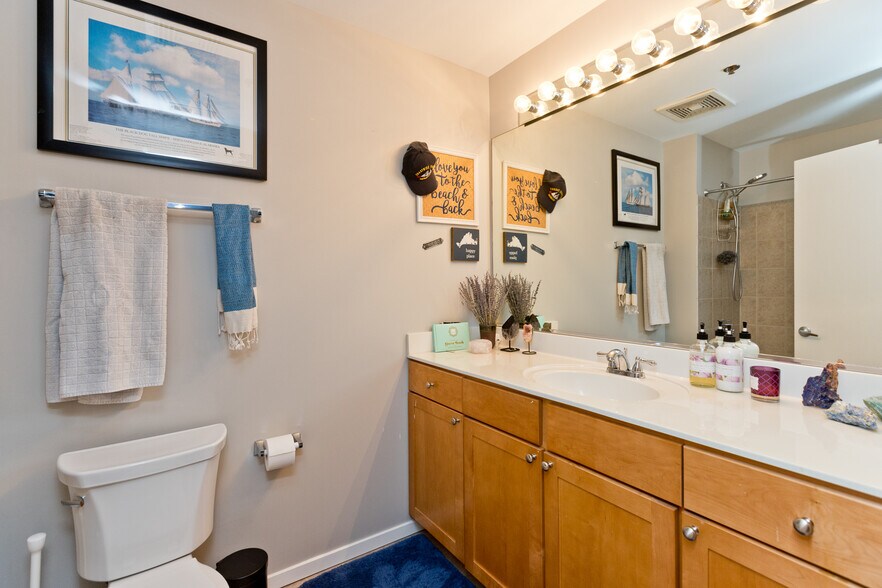 Building Photo - 933 W Van Buren St