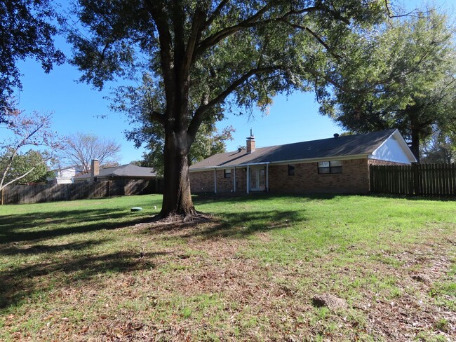 Building Photo - Whitehouse ISD! Lovely 3 Bedroom, 2 Bath Home