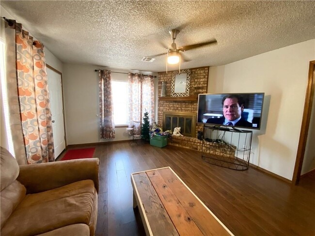 Building Photo - 1105 Parkview Dr