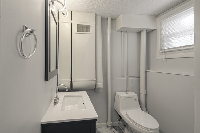 Building Photo - 9411 Fairwood Dr