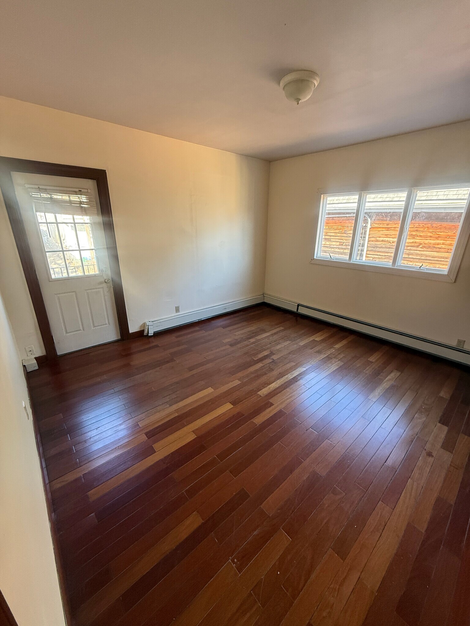 Building Photo - 569 Main St