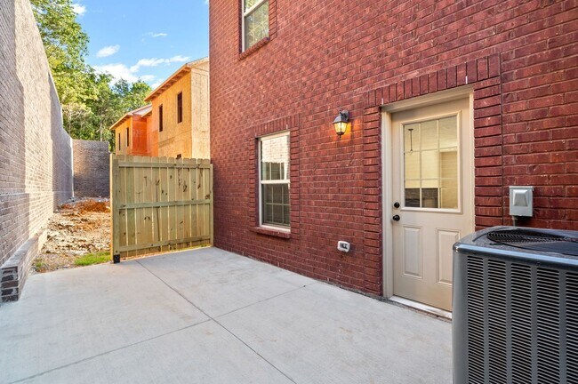 Building Photo - Oak St - 445