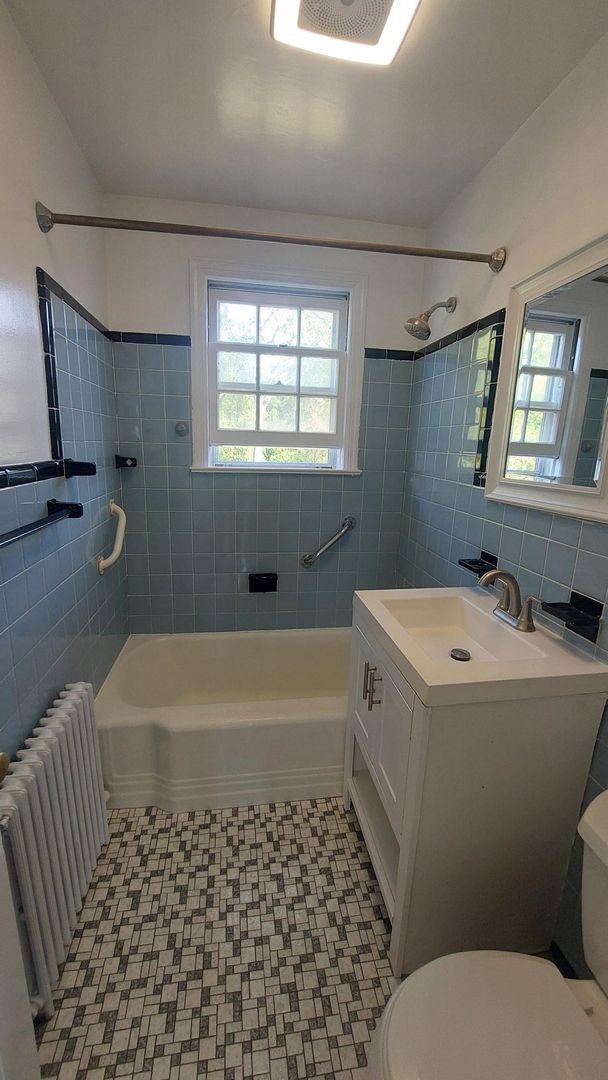 Building Photo - Cape Style Single Family 2 Bedroom/ 1 Bath...