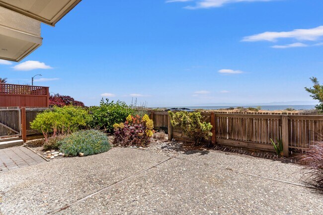 Building Photo - Beautiful 2 Bedroom Corner Unit on the Bea...