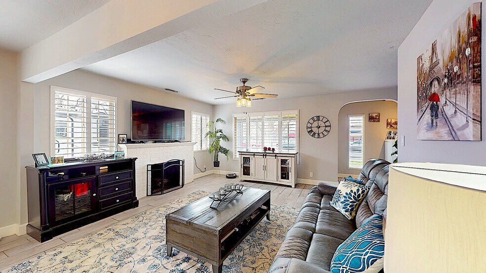 Building Photo - 204 N Santa Ana Ave