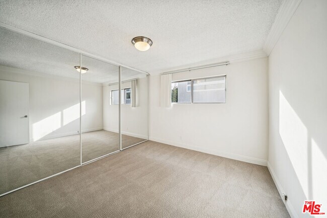 Building Photo - 7548 Hampton Ave