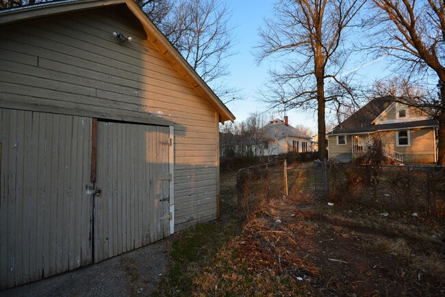 Building Photo - Available Now 4 Bedroom, 2 Full Bath Home