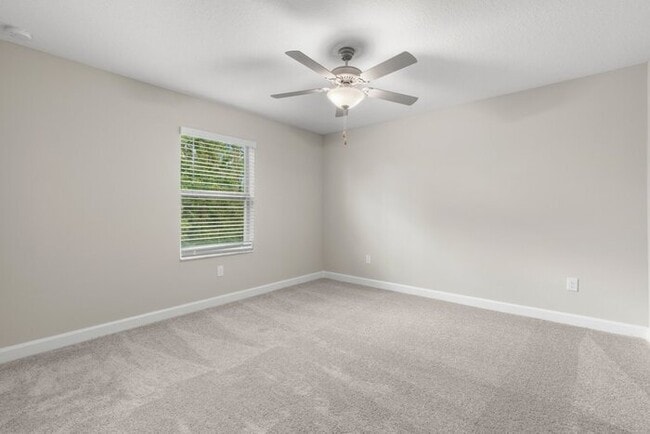 Building Photo - LIKE NEW Townhome in Willow Square