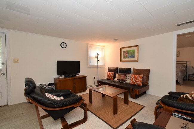 Building Photo - Fantastic 4 Bedroom, 3 Full Bathroom, Close in Bethesda Home!