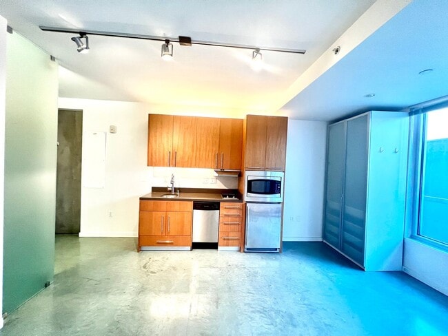 Building Photo - Stylish Bright Studio at The Cubix!