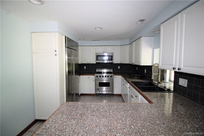 Building Photo - 7 Tamarack Rd