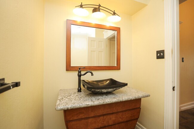 Building Photo - 722 Crossroads Dr