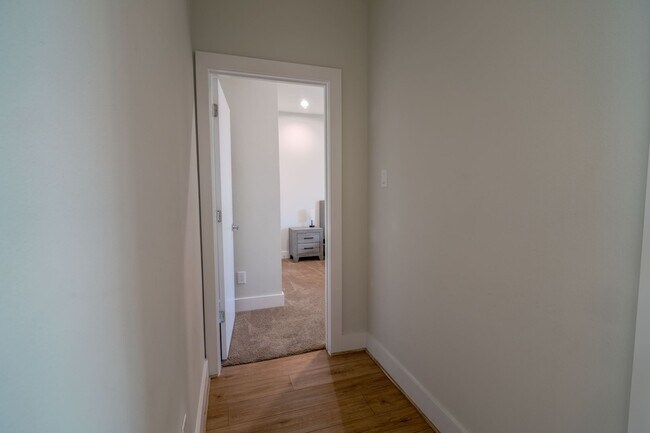 Building Photo - Modern Comfort in a Prime Location