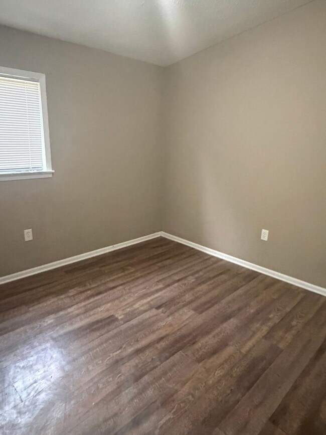 Building Photo - 3320 Ridgeland Dr
