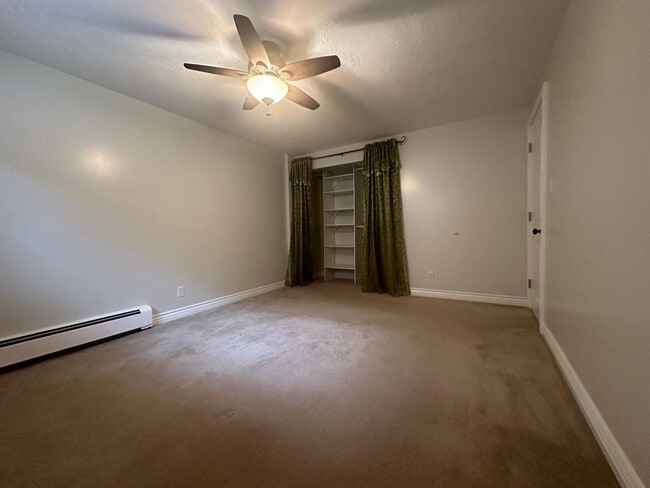 Building Photo - Cute country home available!