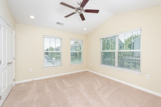 Building Photo - 2 Bedroom Townhouse- END UNIT - Everything You Need! Woodlands of Charlottesville *Only a $500 de...