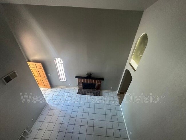 Building Photo - 1847 S Raintree Pl