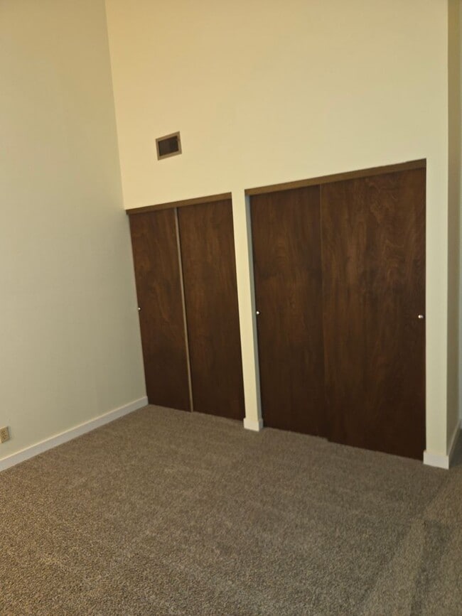 Building Photo - Spacious Townhome!