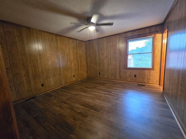 Building Photo - NEW LISTING!!!!!