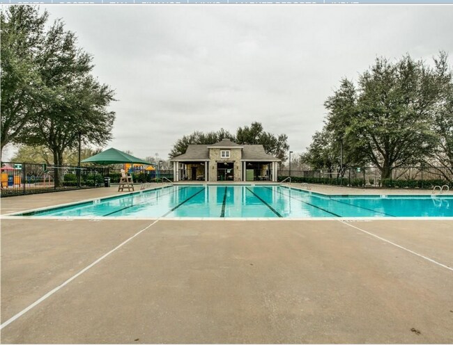 Building Photo - COMING SOON! CHARMMING 2 BEDROOM TOWNHOME ...