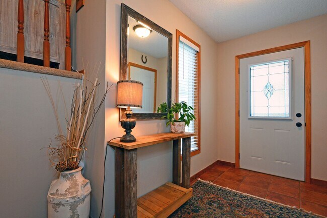 Building Photo - Spacious 3-Bedroom with Walkout and Fully Fenced Yard in Eagan
