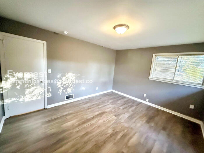 Building Photo - 937 Hickory Dr