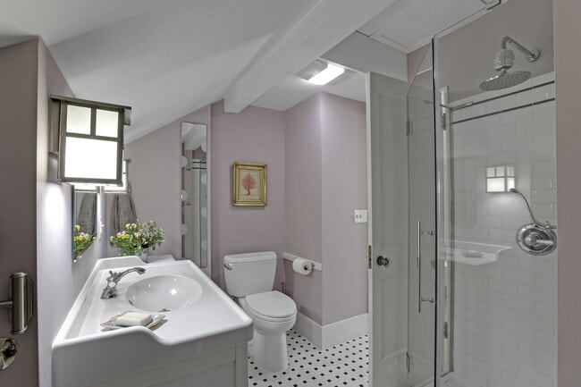 Building Photo - Updated 1926 4-bdrm/3-bath Sellwood bungal...
