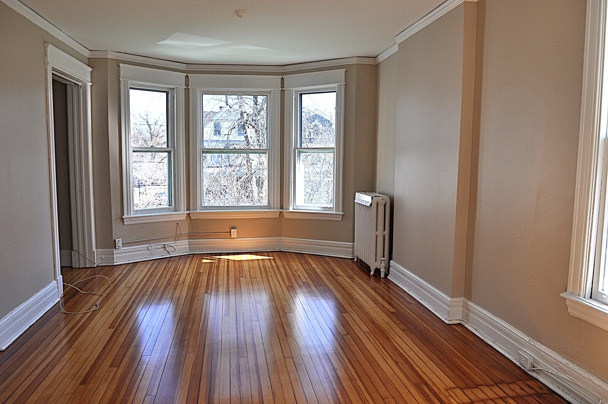 Building Photo - 44 N Pine Ave