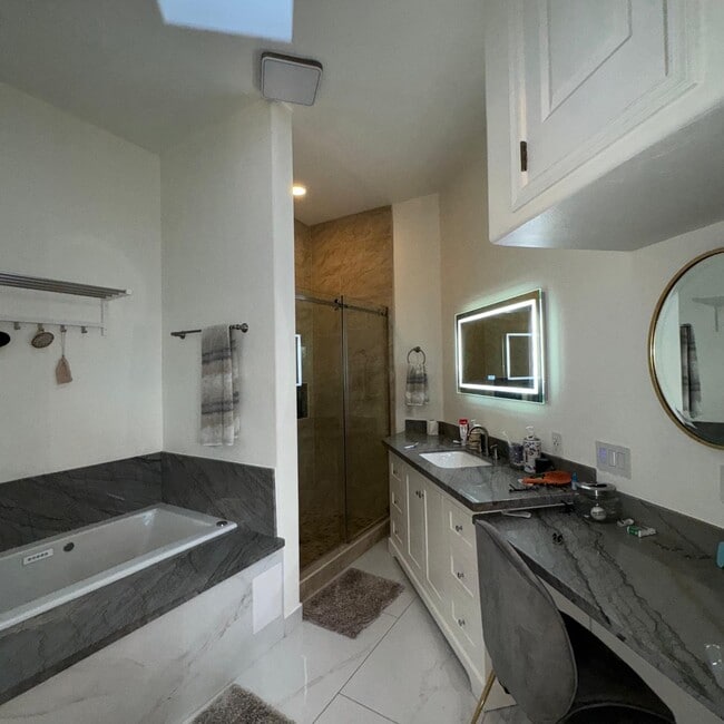 Building Photo - 1111 Vista De Los Alamos