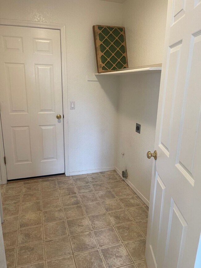Building Photo - 3 Bed 2 Bath Available Now!! This is a Mon...