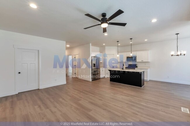 Building Photo - 5BD/3BTH/2GAR - Great space - Lehi Living