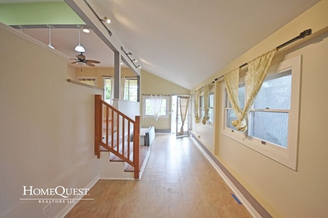 Building Photo - Live in Kailua Town!  Pet Friendly 3/2 wit...